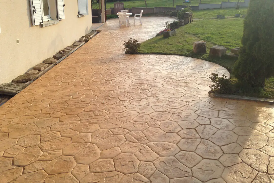 Jardin avec sol en béton imprimé