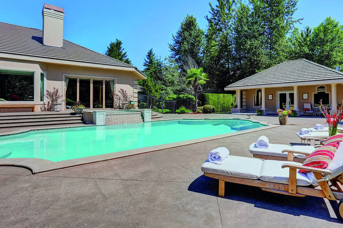 Logement avec une piscine spectaculaire pavée en béton imprimé